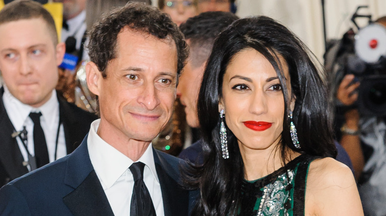 Anthony Weiner posant avec Huma Abedin