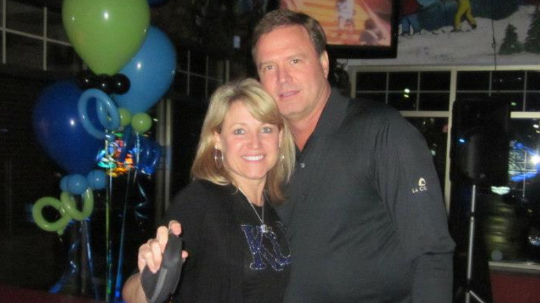 Cindy et Bill Self sourient