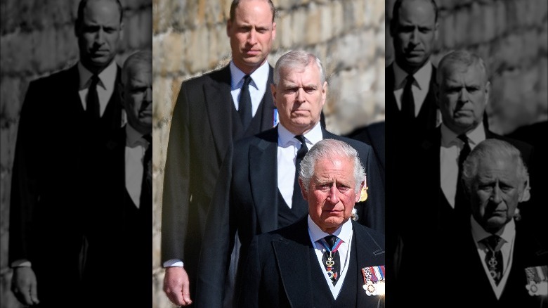 Le prince Charles, le prince Andrew et le prince William marchant aux funérailles du prince Philip