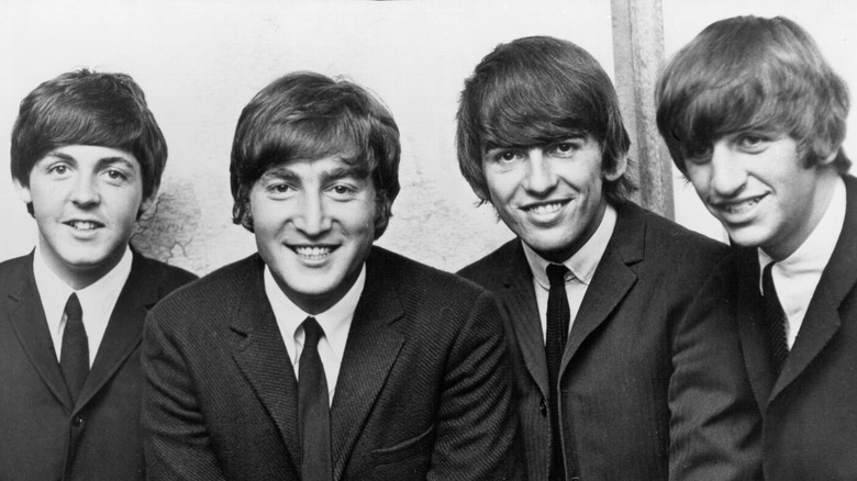 Les Beatles posant pour les caméras