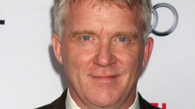 Anthony Michael Hall sur tapis rouge