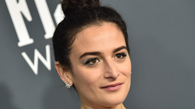 Jenny Slate sur tapis rouge