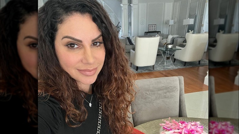 Jennifer Aydin selfie à la maison