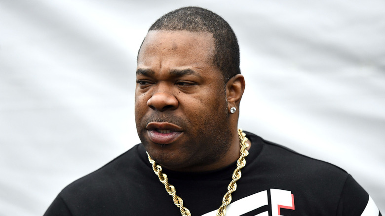 Busta Rhymes, parlant et regardant de côté