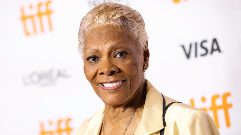 Dionne Warwick, souriante