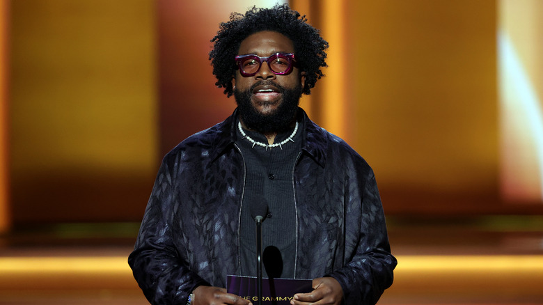 Questlove prend la parole sur scène lors de la 64e cérémonie annuelle des GRAMMY Awards