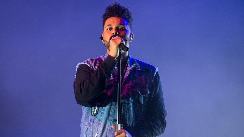 The Weeknd chante dans un micro