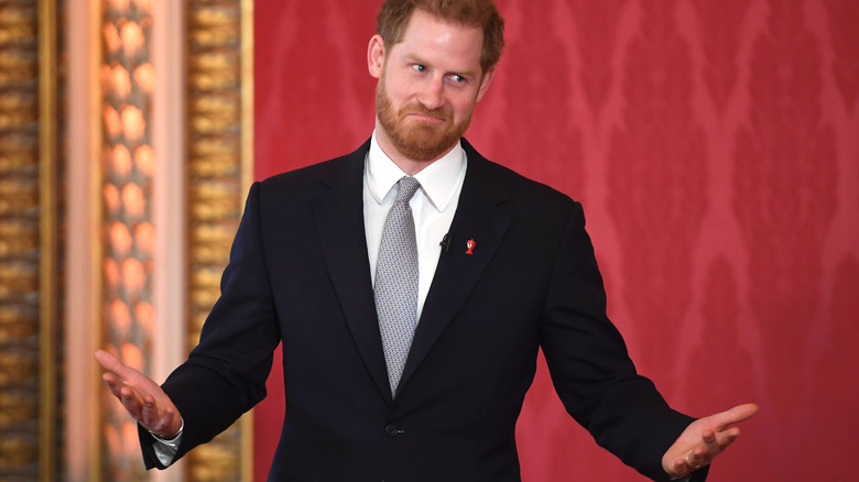 Le prince Harry hausse les épaules