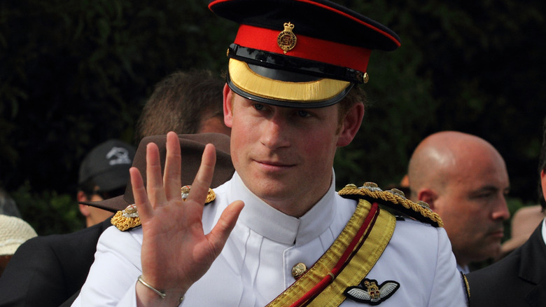 Prince Harry saluant