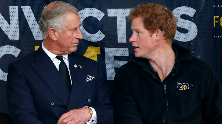 Le prince Charles et le prince Harry parlent