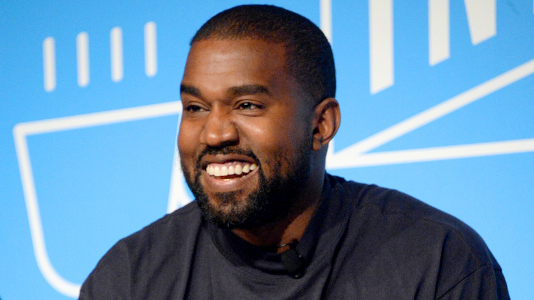 Kanye West parle sur scène au "Kanye West et Steven Smith en conversation avec Mark Wilson"