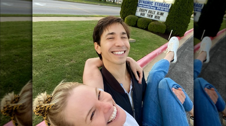 Justin Long portant Kate Bosworth alors qu'ils sourient grand