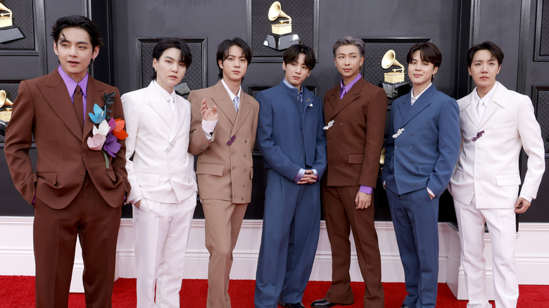 BTS arrive à la 64e cérémonie annuelle des Grammy Awards