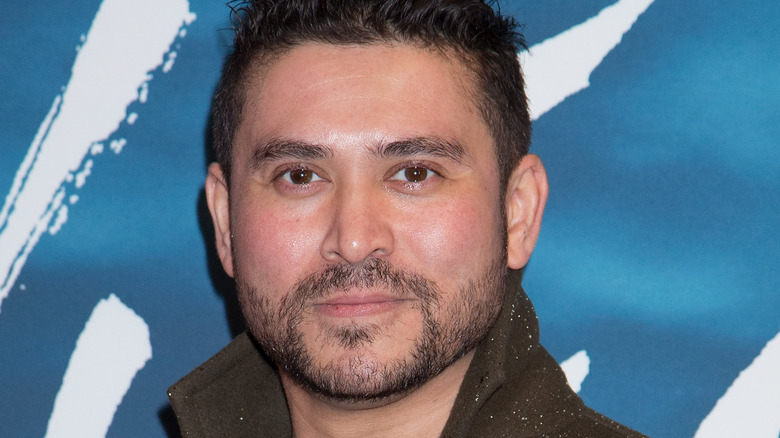 Rav Wilding posant