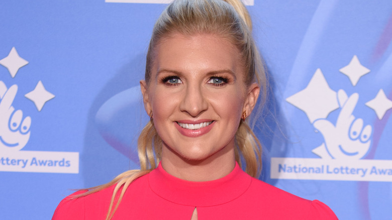 Rebecca Adlington sourit