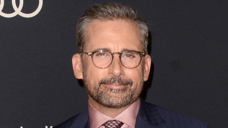 Steve Carell posant dans le vitrage