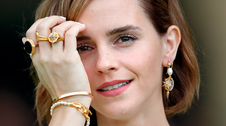 Emma Watson avec sa main sur son visage