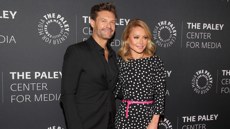 Ryan Seacrest et Kelly Ripa sourient