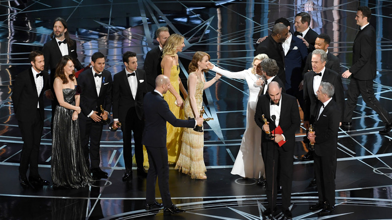 Fred Berger, Jordan Horowitz et Marc Platt acceptant le prix du meilleur film pour 'La La Land' (plus tard décerné au gagnant du meilleur film 'Moonlight') 