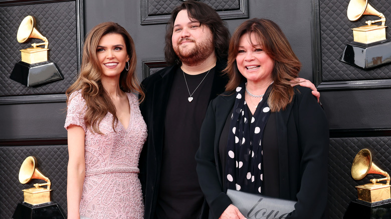 Andraia Allsop, Wolf Van Halen et Valerie Bertinelli posant aux Grammys 2022