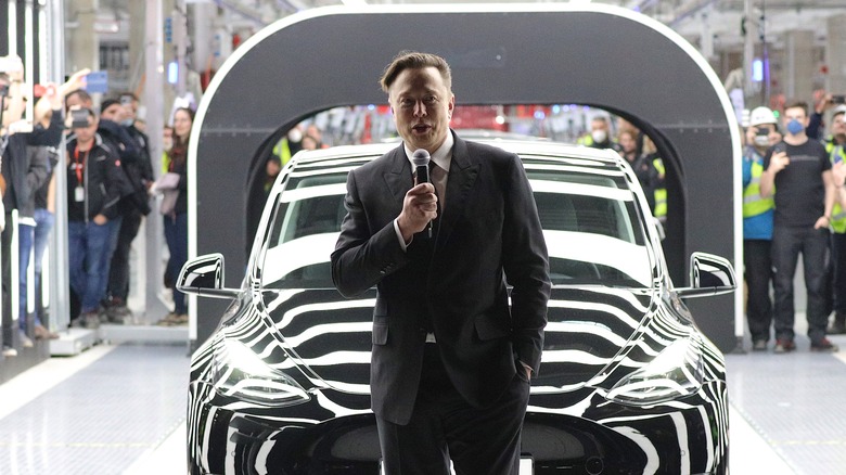 Elon Musk dans une Tesla