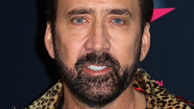 nicolas cage barbe imprimé léopard