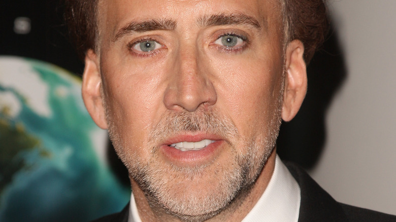 nicolas cage cheveux gris barbe