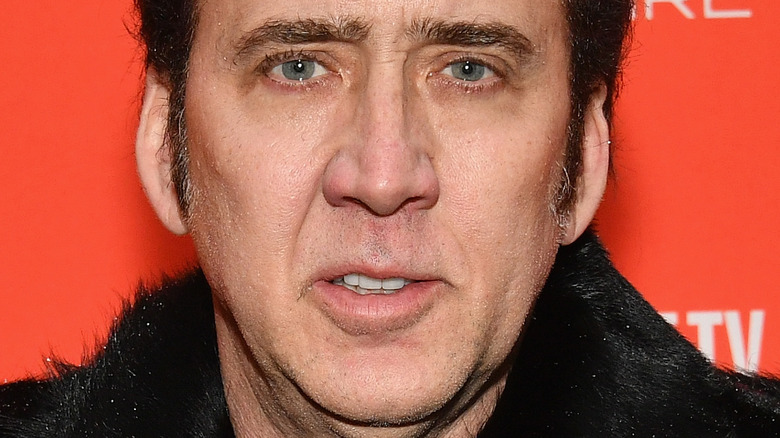 nicolas cage manteau de fourrure noir