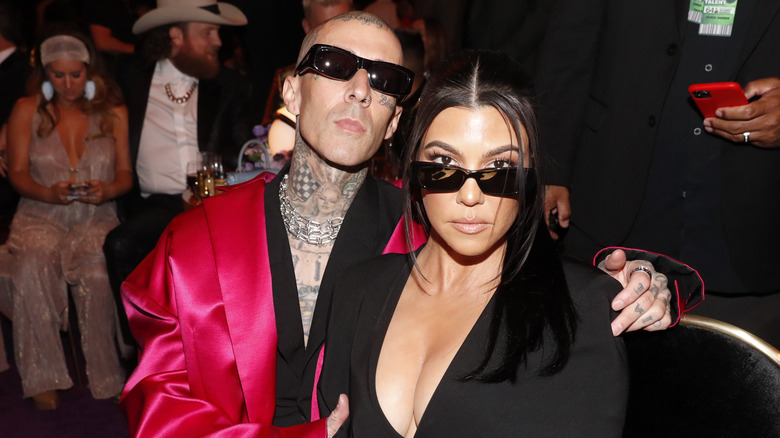 Travis Barker avec son bras autour de Kourtney Kardashian