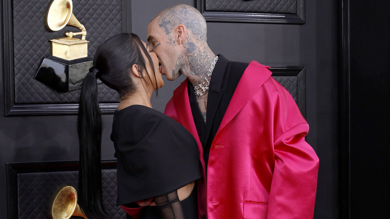 Travis Barker et Kourtney Kardashian s'embrassent