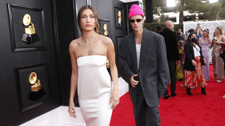 Hailey Baldwin avec Justin Bieber sur le tapis rouge