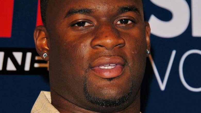 Vince Young en chemise beige