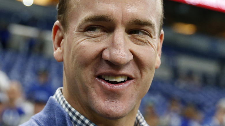 Peyton Manning donne un coup d'œil de côté