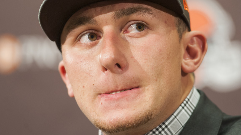 Johnny Manziel se mordant les lèvres