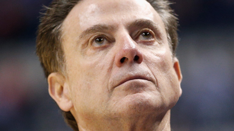 Rick Pitino levant les yeux