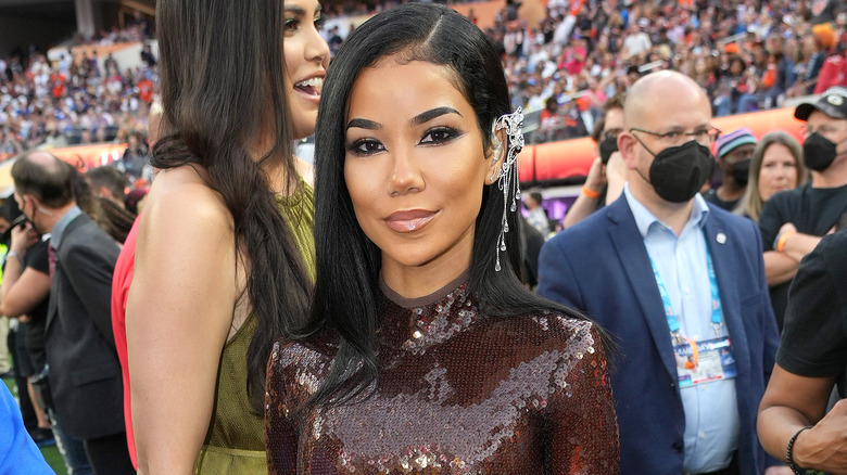 Jhene Aiko posant au Super Bowl