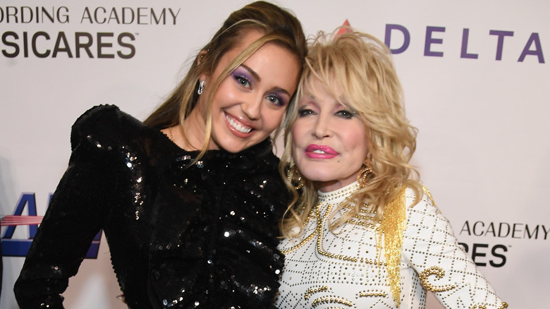 Dolly Parton, Miley Cyrus posant