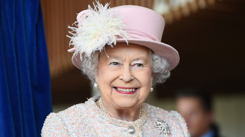 La reine Elizabeth II sourit