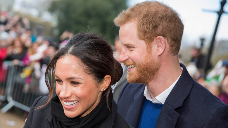 Meghan Markle et le prince Harry souriant dans la foule