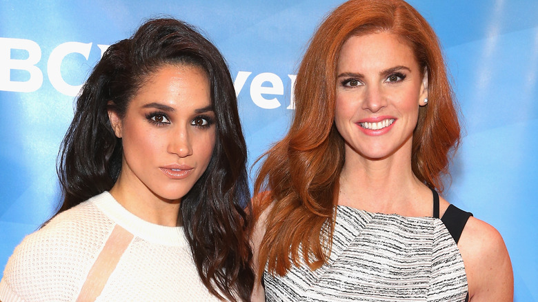 Meghan Markle et Sarah Rafferty posent sur le tapis rouge