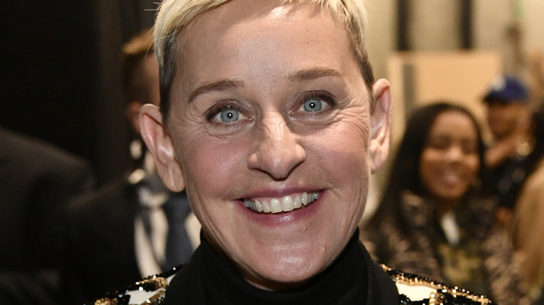 Ellen DeGeneres souriante