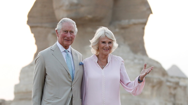 Le prince Charles et Camilla Parker Bowles posant devant le Sphinx au Caire en novembre 2021