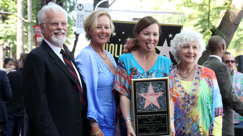 Les frères et sœurs de Phil Hartman avec son étoile posthume sur le Hollywood Walk of Fame