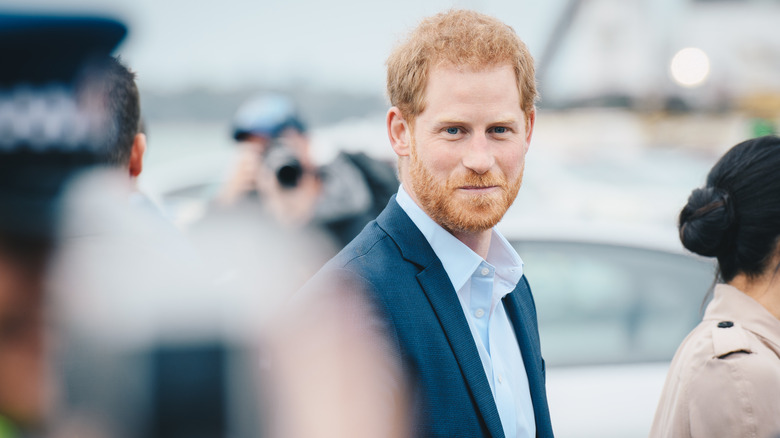 Le prince Harry souriant à l'extérieur