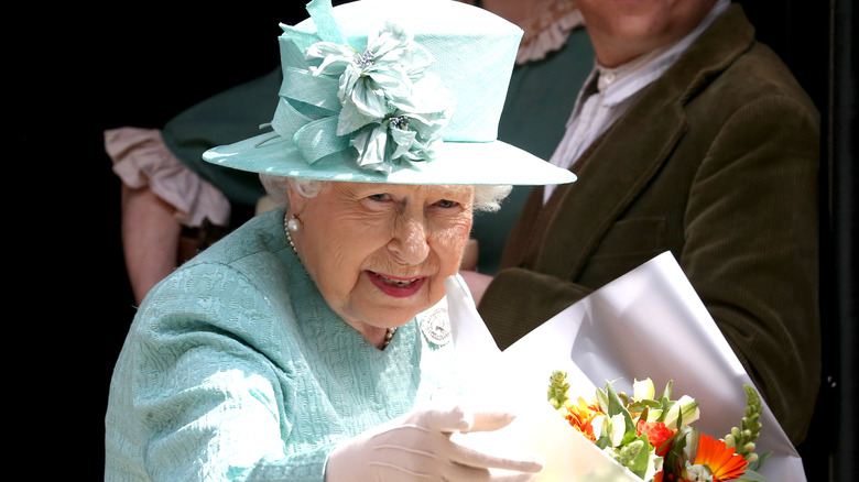 Reine Elizabeth en bleu avec des fleurs