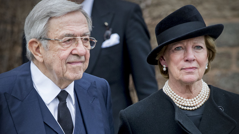 Le roi Constantin, la reine Anne Marie à l'extérieur