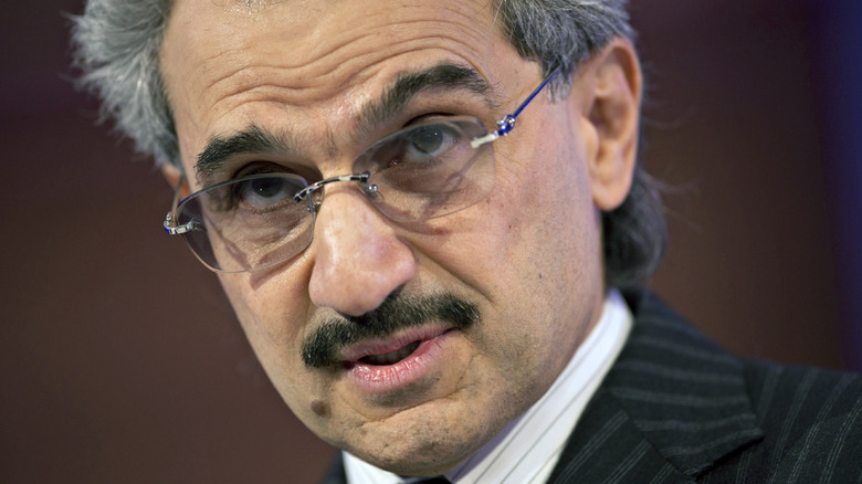 Prince Alwaleed portant des lunettes