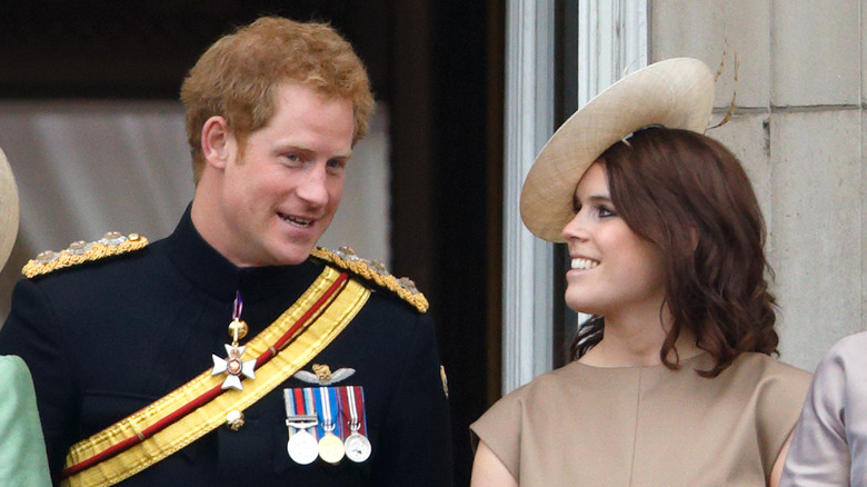 Le prince Harry et la princesse Eugénie discutent.