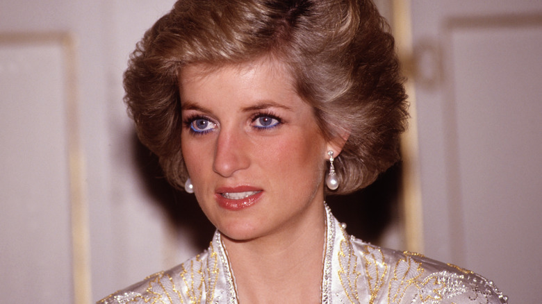 La princesse Diana porte des boucles d'oreilles en perles. 
