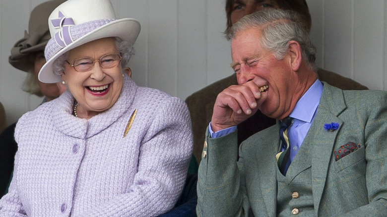 Le prince Charles la reine Elizabeth en riant